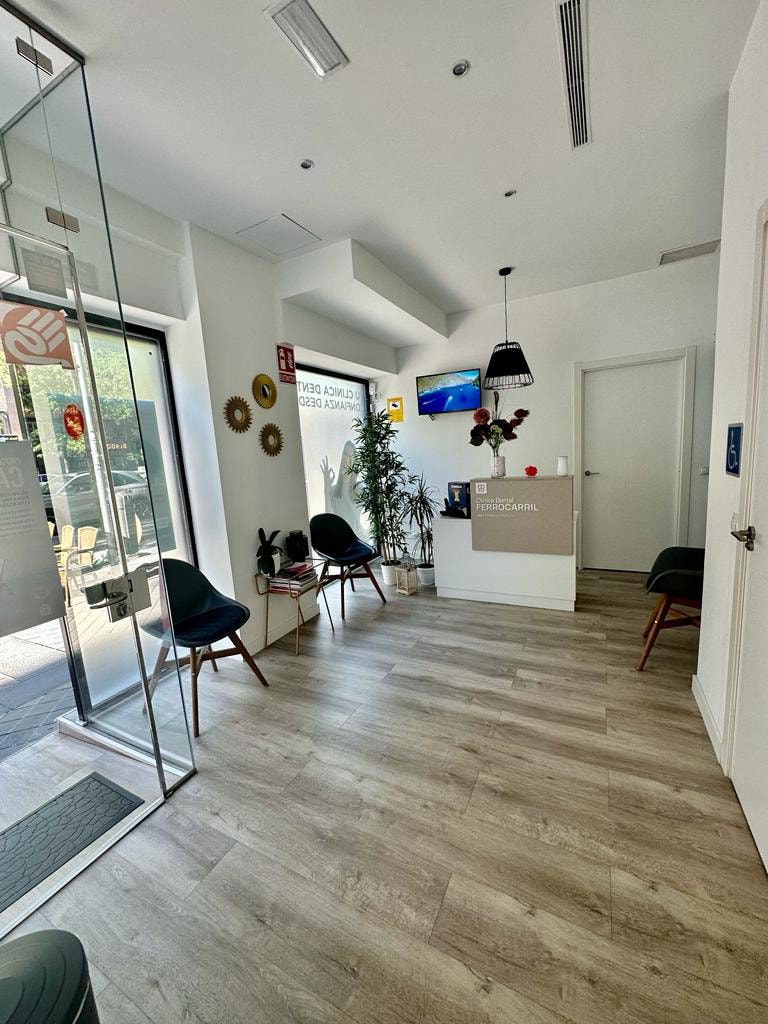 Entrada-Clinica_Dental_Ferrocarril
